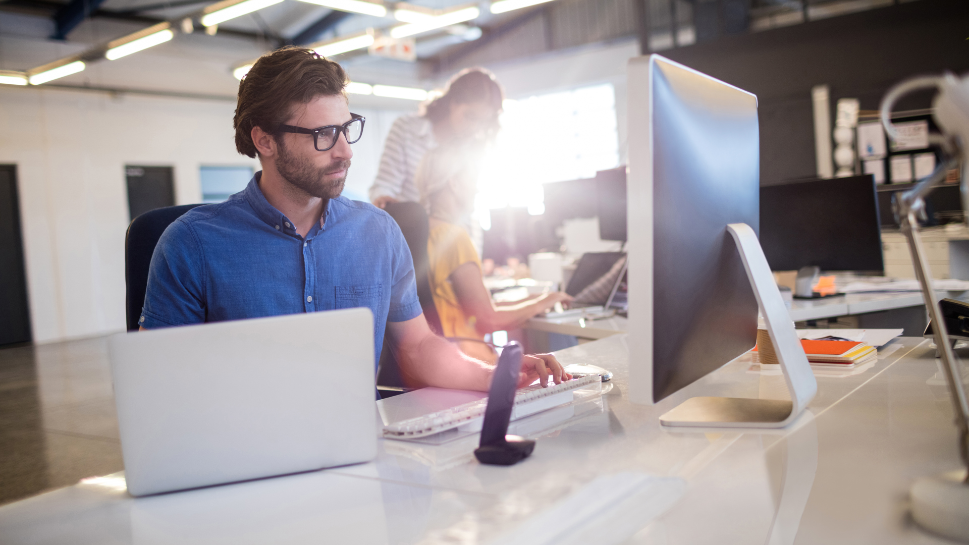 Man Werkt Op Computer 2 HR Shutterstock 573437365